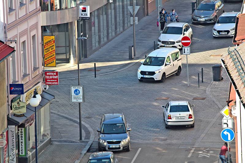 Benešov při pohledu ze střechy kostela sv. Anny - křížení Tyršovy ulice s Husovou.