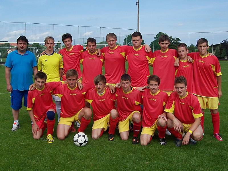 Zleva stojí: trenér Jaroslav Borek, Pavel Novák, David Sedláček, Martin Šanda, Štěpán Vopěnka, Martin Sazama, Štěpán Mareš, Martin Růžek a Jan Vít. Zleva dole: Vojtěch Anděl, Jaroslav Nebřenský, David Vošický, David Zvára, Vojtěch Farion a Jakub Slunéčko.