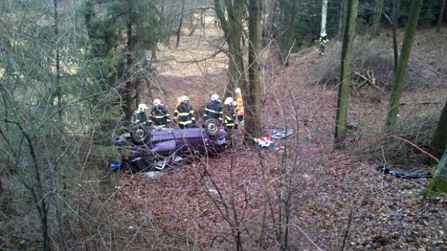 Tragická nehoda u Čechtic. Lékař po příjezdu konstatoval u vyproštěného řidiče smrt.