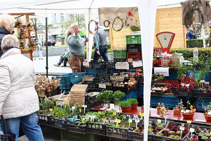 Trhovci se opět sjeli na Masarykovo náměstí, aby zahájili sezónu farmářských trhů v Benešově.