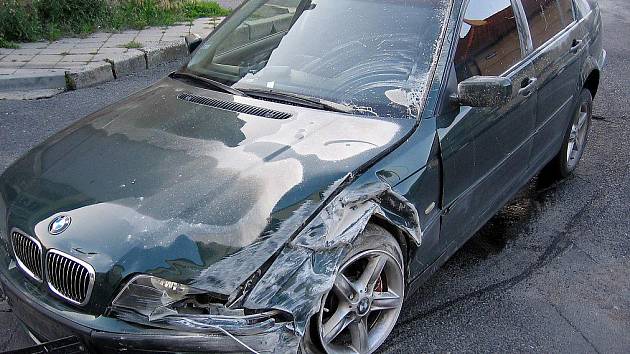 BMW bylo po nárazu značně poškozeno. 