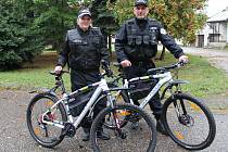 Městská policie Benešov je vybavená i jízdními koly. Vpravo velitel Radek Stulík.