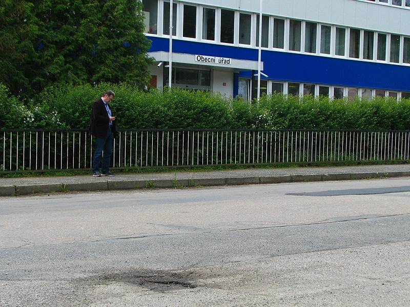 Rychlý lék na nebezpečné výtluky. Ty lze zlikvidovat kamennou drtí obalenou asfaltovou směsí s aditivy během několika minut.