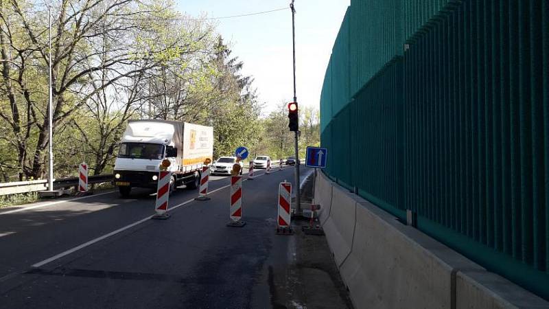 Město Říčany nesouhlasí s dopravní omezením vyvolaným natíráním protihlukové stěny.