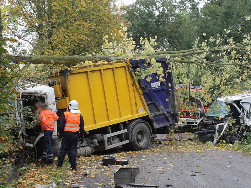 Střet dodávky benešovských technických služeb s týneckým popelářským vozem se odehrál v zatáčce pod Vatěkovem dvacet minut po úterním poledni.