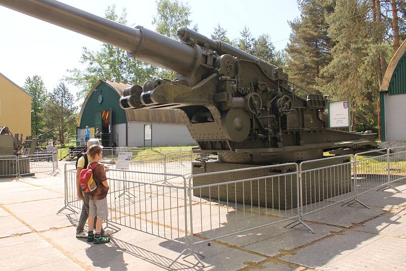 Vojenské technické muzeum se opět po roce velkolepě otevřelo veřejnosti. Dvacátou druhou sezonu zahájil průlet letounů i ukázka bitvy u Zborova.