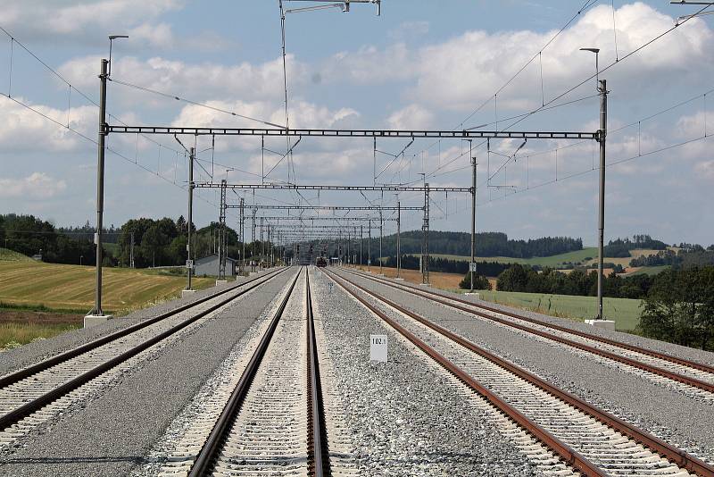 Ze slavnostního otevření úseku IV. železničního tranzitního koridou mezi Voticemi a Sudoměřicemi.