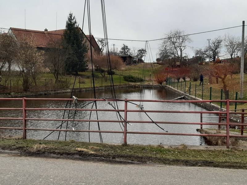 Vítr v Xaverově zlomil sloupy a hodil je do vody.