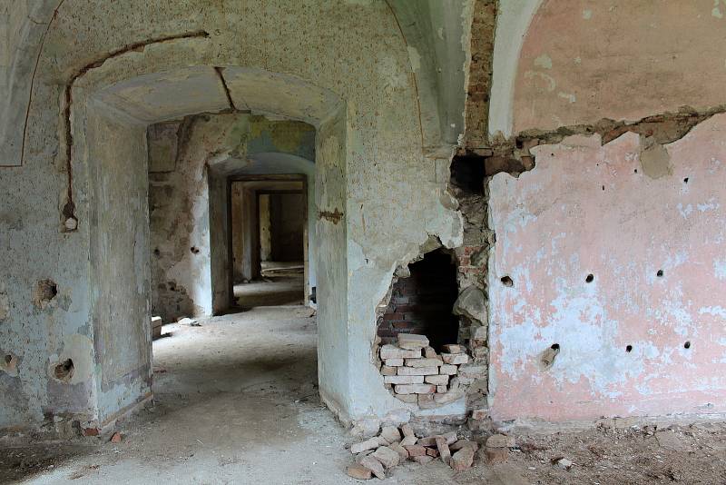 Z postupné záchrany zdevastovaného zámku ve Zvěstově.
