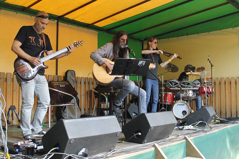 Skupina Kolben Dechber band zahájila sobotní program Na Koupáku ve Vlašimi.