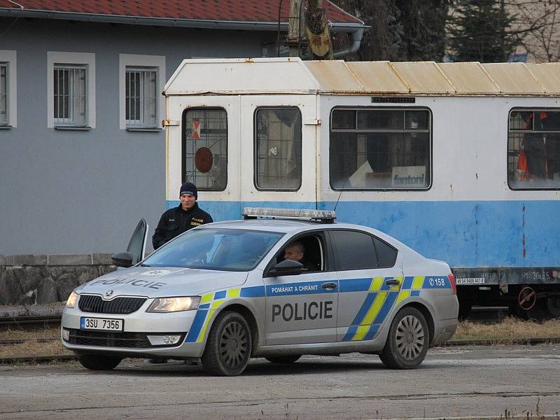 Brzdná dráha rozjeté vlakové soupravy, která ve směru od Čerčan může vjíždět 80 km/h a od Bystřice se řítí až 120 km/h, při použití rychlobrzdy může dosáhnout s ohledem na celkovou hmotnost vlaku i aktuální adhezní podmínky 300 až 600 metrů.  