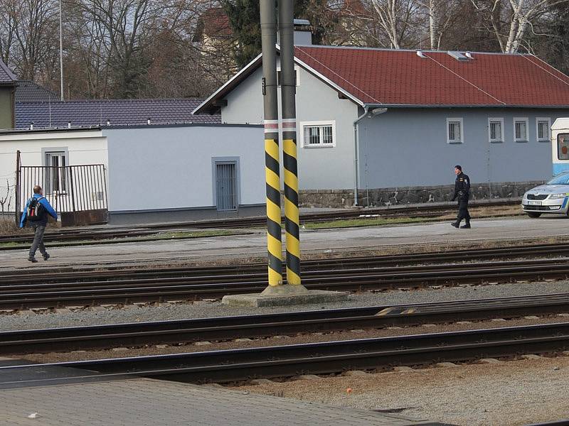 Brzdná dráha rozjeté vlakové soupravy, která ve směru od Čerčan může vjíždět 80 km/h a od Bystřice se řítí až 120 km/h, při použití rychlobrzdy může dosáhnout s ohledem na celkovou hmotnost vlaku i aktuální adhezní podmínky 300 až 600 metrů.  