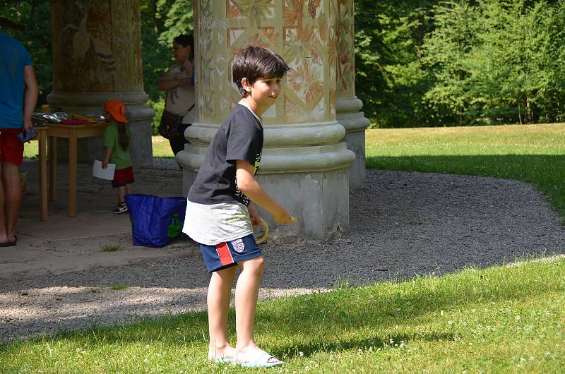 Děti si u Čínského pavilonu vyzkoušely nejen lanovou dráhu, ale také různé soutěžní disciplíny či netradiční bubny.