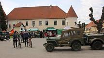 Velikonoční jarmark připravil tradičně spolek Babinec z Louňovic pod Blaníkem, který tuto akci pořádá již devátým rokem. Příchozí si zatančili, nakoupili drobnosti pro radost i nasytili nejrůznějšími pochutinami.