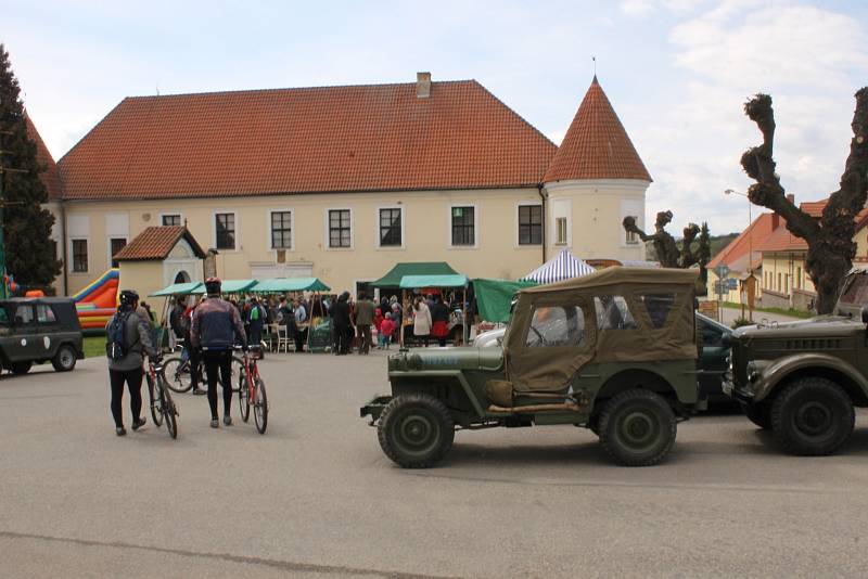 Velikonoční jarmark připravil tradičně spolek Babinec z Louňovic pod Blaníkem, který tuto akci pořádá již devátým rokem. Příchozí si zatančili, nakoupili drobnosti pro radost i nasytili nejrůznějšími pochutinami.