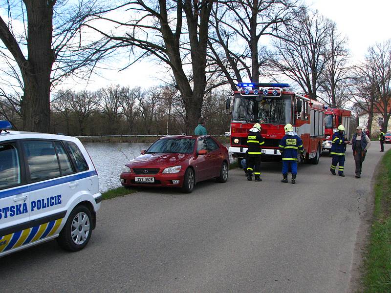 Auto mladé dvojice skončilo na střeše.