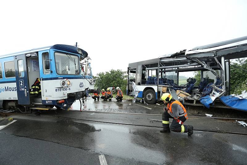 Ke srážce vlaku s autobusem došlo u Struhařova na Benešovsku v neděli 14. června.