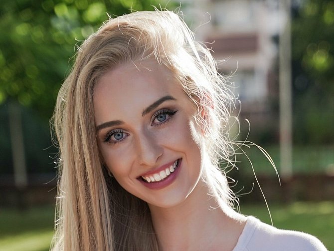 Devatenáctiletá dívka Kristýna Hyská z obce Nespeky se probojovala do finálové dvanáctky soutěže Miss České republiky.