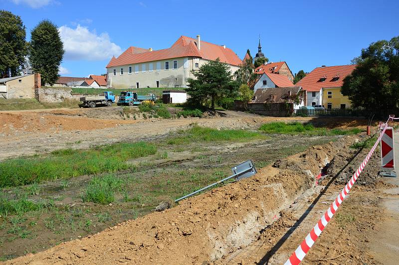 Rekonstrukce Pivovarského rybníka jde do finále, i když stavební povolení má akce až do května příštího roku. Snímek zachycuje situaci 3. září 2021.