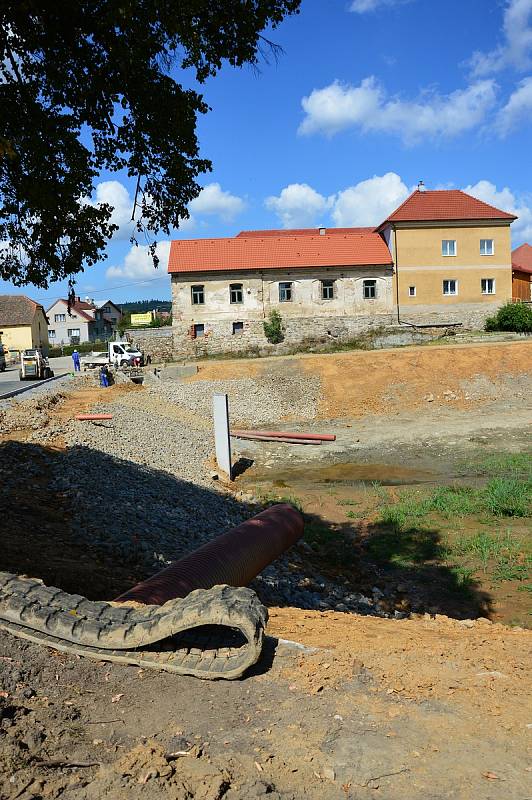 Rekonstrukce Pivovarského rybníka jde do finále, i když stavební povolení má akce až do května příštího roku. Snímek zachycuje situaci 3. září 2021.