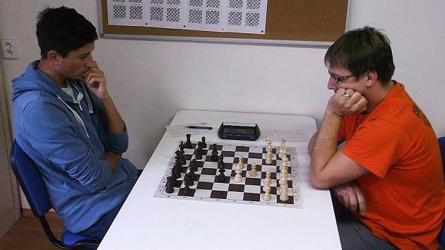 K vysoké výhře vlašimského céčka v Sázavě přispěl na 2. šachovnici Jaroslav Pazdera (vpravo), jenž přehrál domácího Dominika Krykorku. 