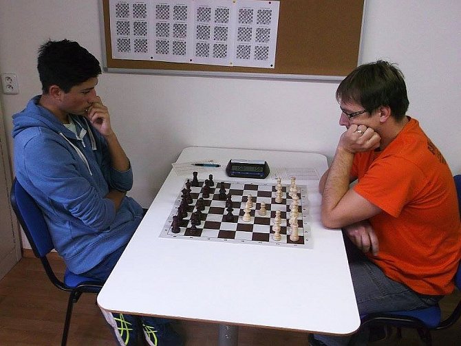 K vysoké výhře vlašimského céčka v Sázavě přispěl na 2. šachovnici Jaroslav Pazdera (vpravo), jenž přehrál domácího Dominika Krykorku. 