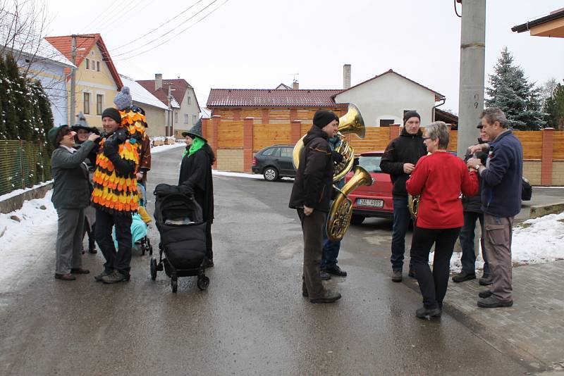 Masky oživily ulice Zvěstova.