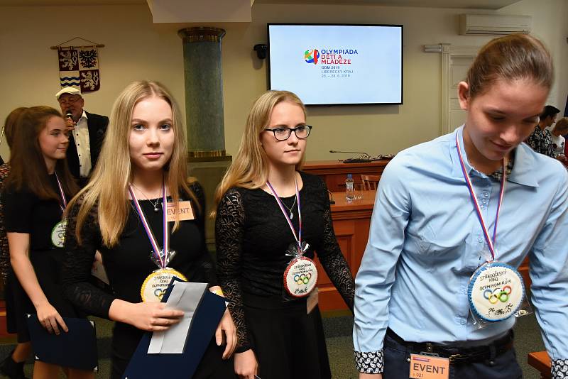 Perníkovými medailemi byli oceněni sportovci, kteří reprezentovali Středočeský kraj v červnu letošního roku na Hrách IX. letní olympiády a mládeže na Liberecku.