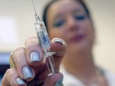 Očkování v Česku využívá jen málo lidí.