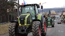 Průjezd traktorů Benešovem na protestní akci do Jesenice.