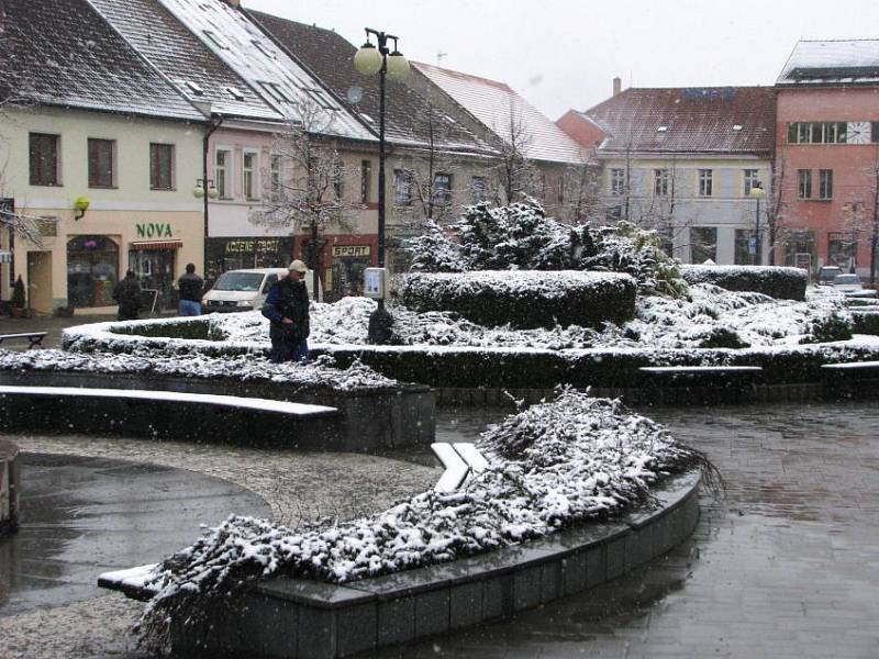 V Benešově začal i v březnu padat sníh