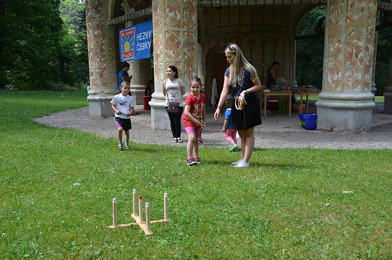 Děti si u Čínského pavilonu vyzkoušely nejen lanovou dráhu, ale také různé soutěžní disciplíny či netradiční bubny.