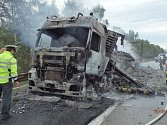 Požár maďarského kamionu na dálnici D1 u Ostředka.