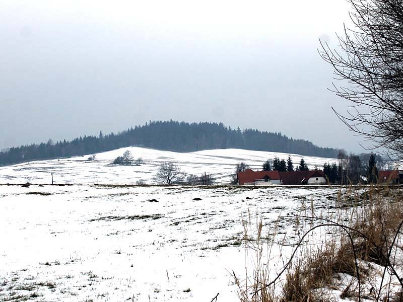 Větrné elektrárny hodlá investor vztyčit na kopci Hůrka u Lovčic, vlevo od silnice z Heřmaniček do Kosovy Hory. 