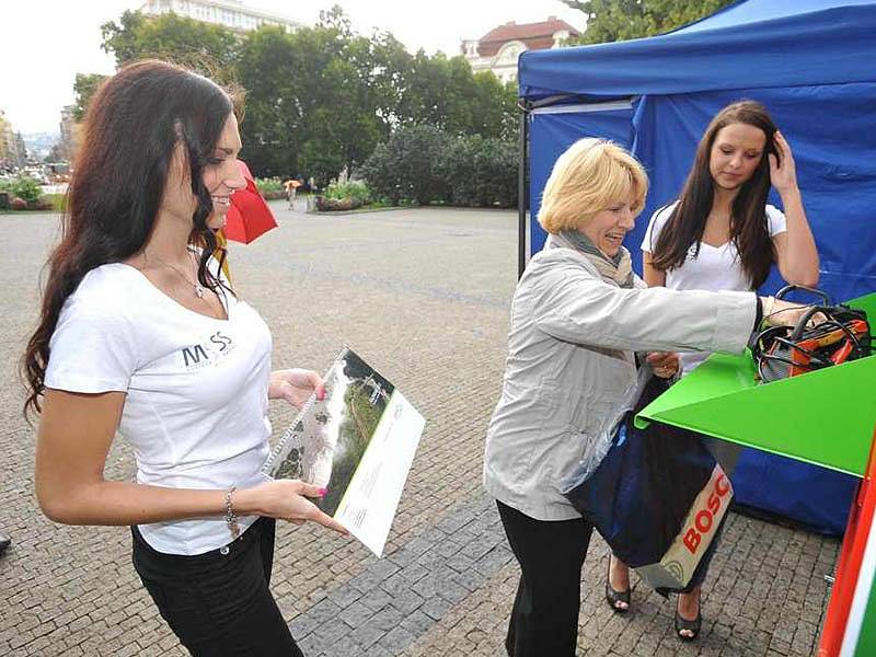 Při propagaci recyklace spolu s Lucií Sovovou asistovala Klára Šiková a loňská vítězka ankety Ivana Hnilicová.   