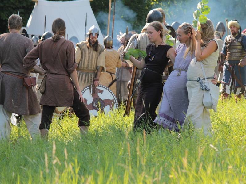 V Brdečném u Neveklova se sešli středověcí válečníci už posedmé.