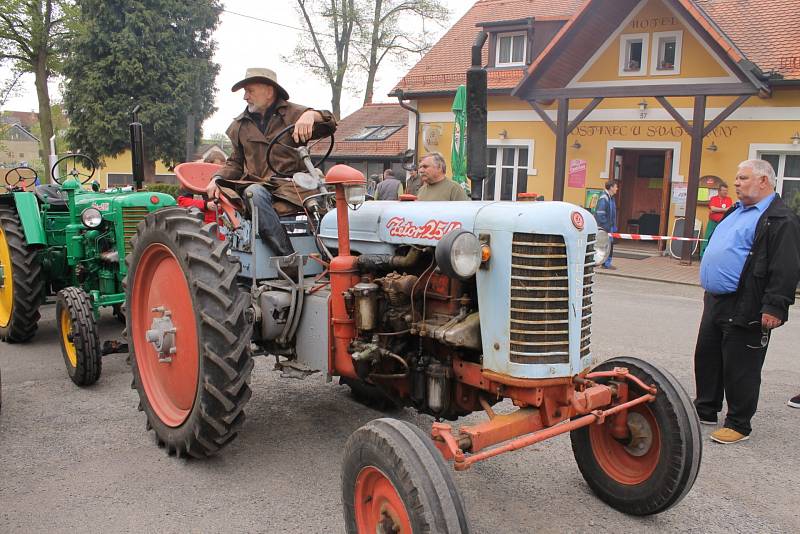 V Nehorubech u Neveklova se v sobotu 6. května konalo už 13. setkání traktorů Zetor.