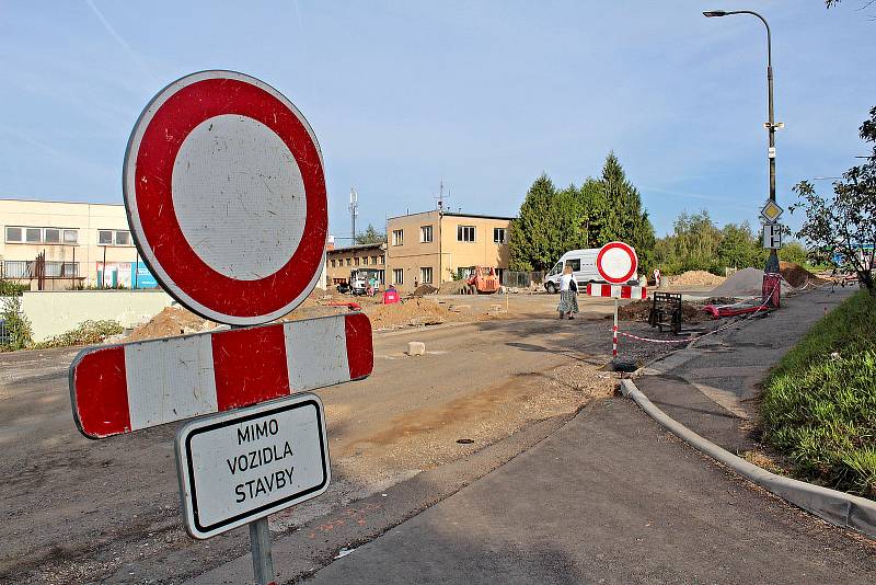 Z výstavby okružní křižovatky na Červených Vršcích v Benešově.