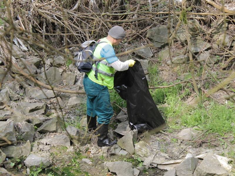 Letos se vydalo čistit řeku Sázavu zhruba 1300 dobrovolníků.