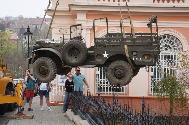 Instalace dvou válečných veteránů před vlašimskou galerií.