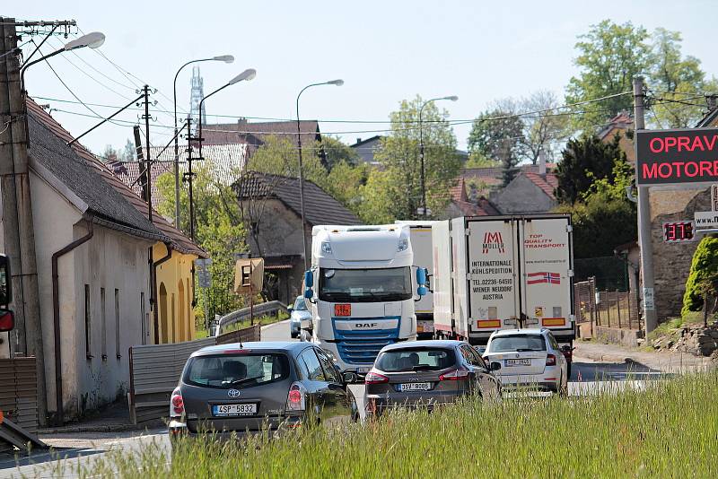 Miličínem projede po silnici I/3 za den na 17 tisíc vozidel. Za minutu to je více než jedenáct aut, což odpovídá frekvenci jednoho vozidla každých zhruba pět vteřin.