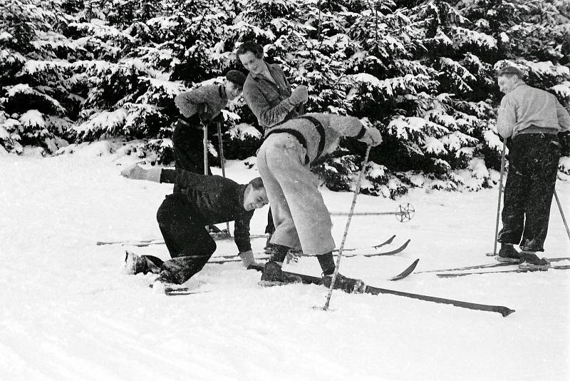 13. ledna 1939. Radovánky na zimním lyžařském můstku u Miličína.