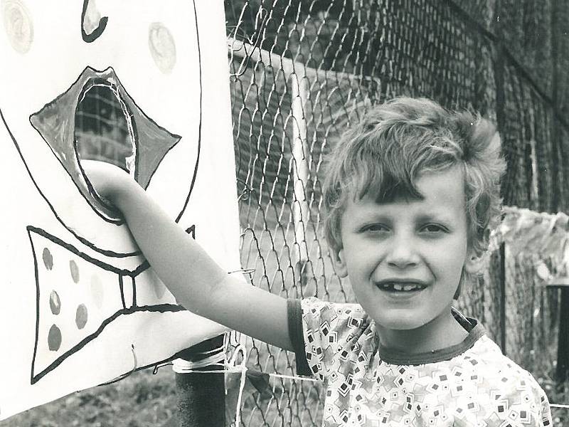 Při dětském dnu házely děti, mezi nimiž nechyběl v roce 1974 ani Míra Bron, míčky do terče v podobě klaunových úst.