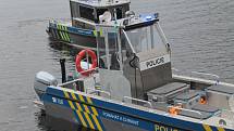 Spouštění nové policejního nízkoponorného člunu na Vltavu.