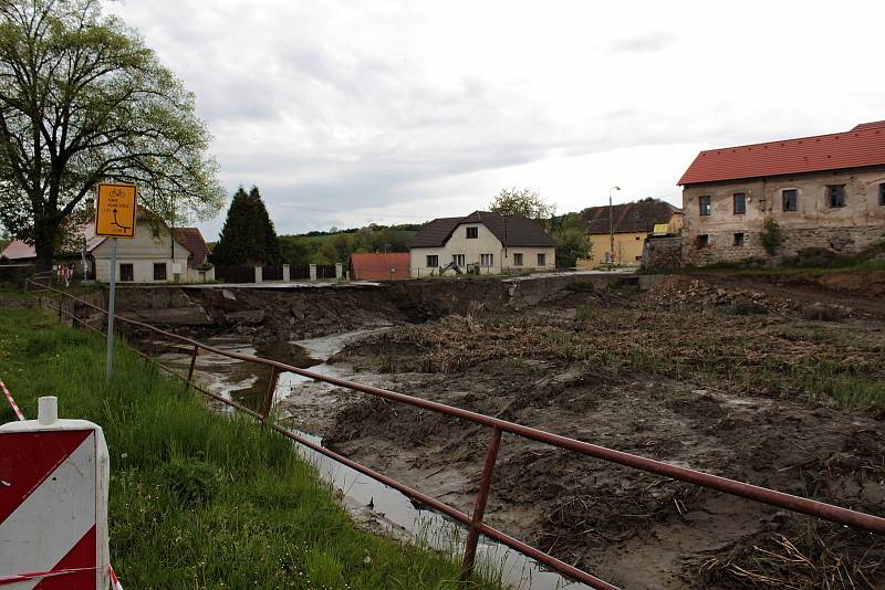 Rekonstrukce Pivovarského rybníka v Louňovicích pod Blaníkem, stav v pátek 21. května 2021.