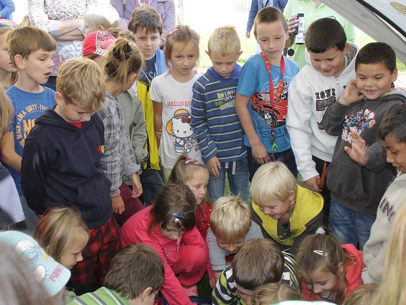 Děti z neveklovské a křečovické školy si užívaly her při Dni záchranářů v Tloskově. 