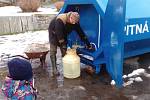 Čerpání pitné vody v Peceradech v neděli 13. ledna 2019. O dva dny později tam týnecká radnice instalaci cisterny v rámci nouzového zásobování pitnou vodou, ukončila.