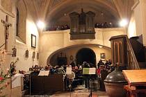 Kostele Narození Panny Marie je pro obyvatele Vysokého Újezdu jedním z nejdůležitějších míst, v němž se konají například také vánoční koncerty.