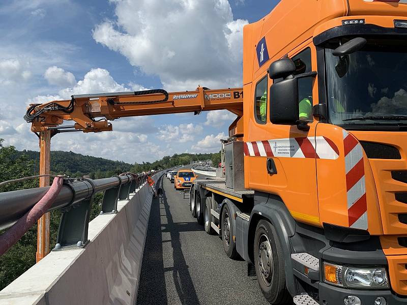 Kontrola mostu na dálnici D1 u Hvězdonic.