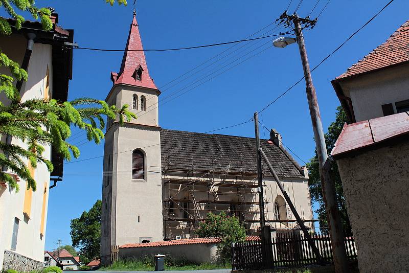 Z rekonstrukce střechy kostela sv. Šimona a Judy v Arnoštovicích.